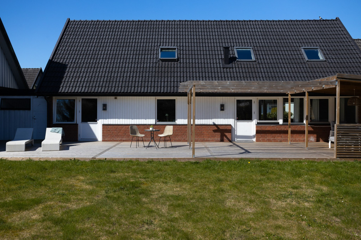 Härlig trädgård med gräs och trädäck. Silvåkragatan 77