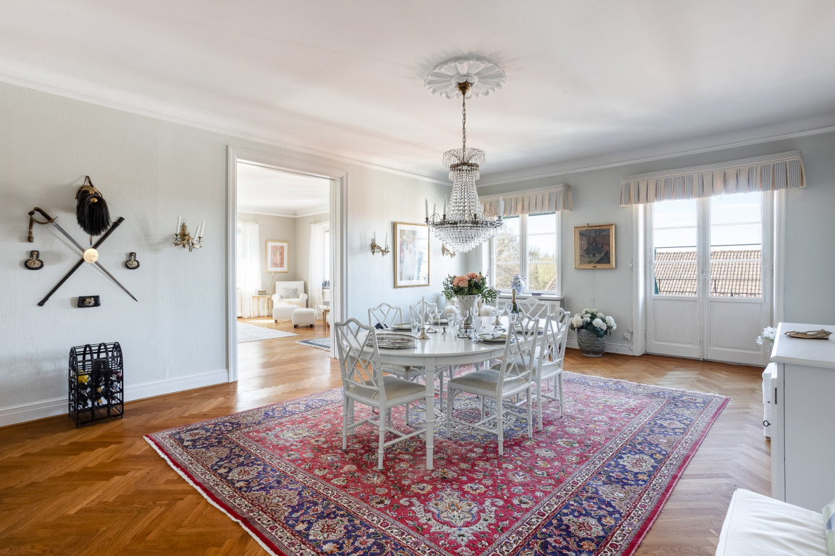 Magnifik matsal med plats för långbord samt utgång till en av tre balkonger Kung Kristoffers gata 25