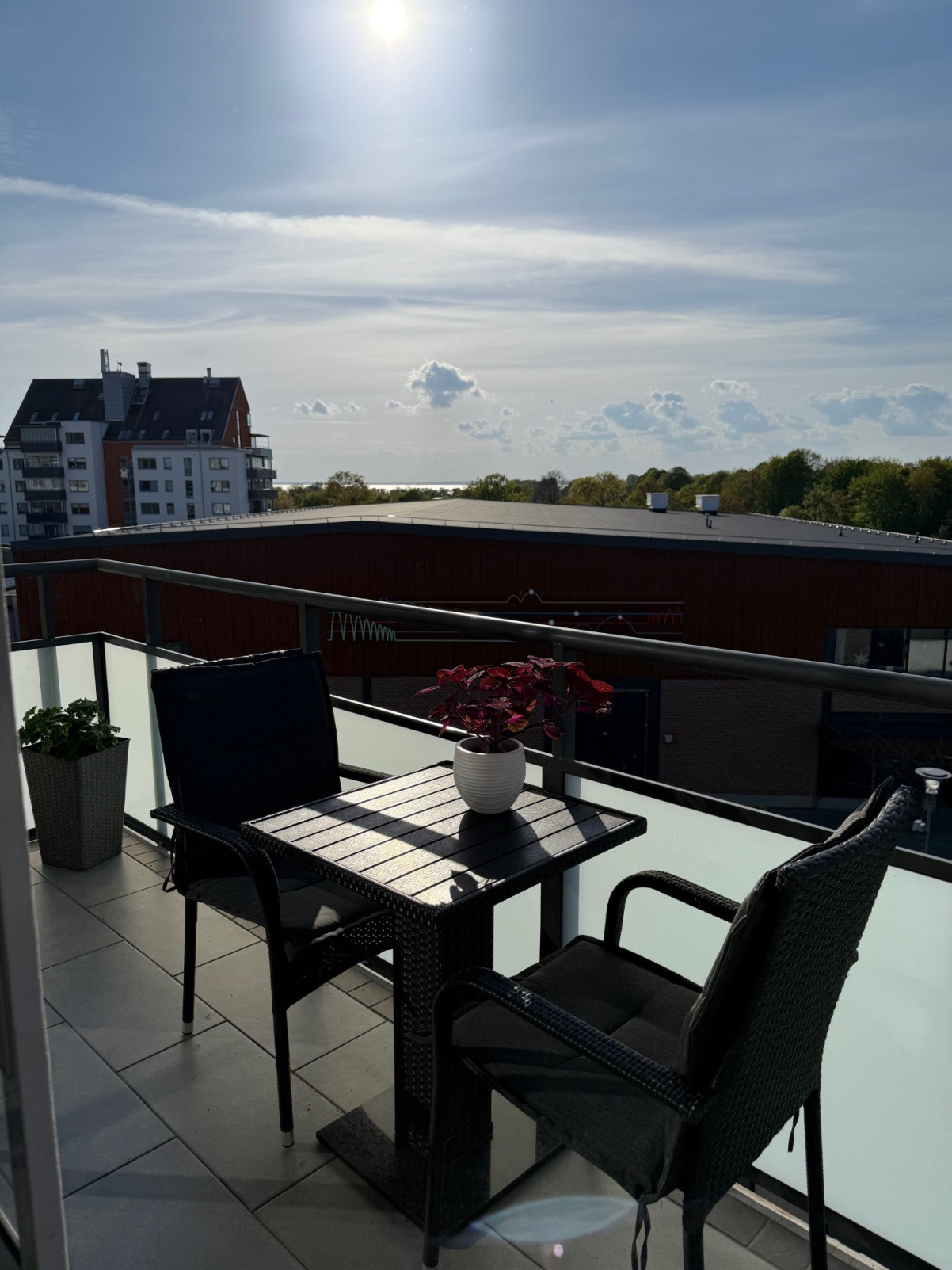 Begränsad havsutsikt från balkongen (säljarbild) Rydebäcks stationsgata 3