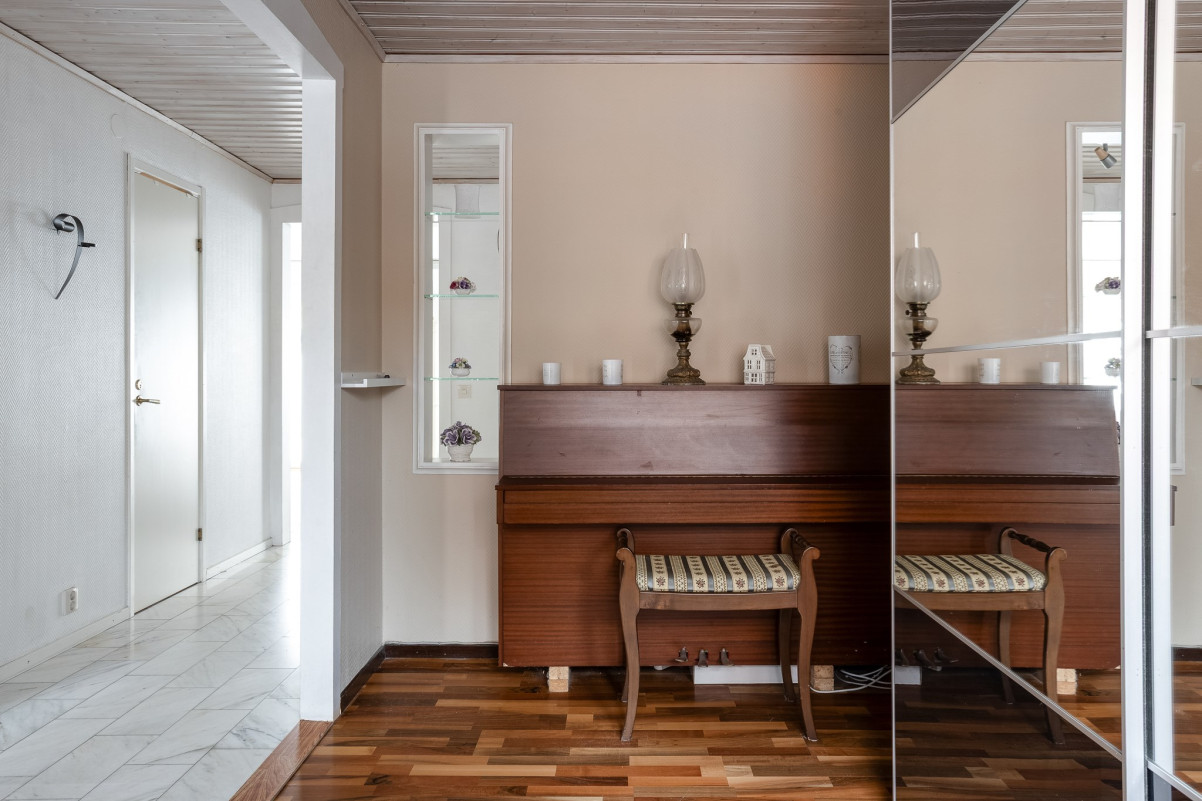 Utökad hall på entréplan med garderob. Öresundsgatan 57