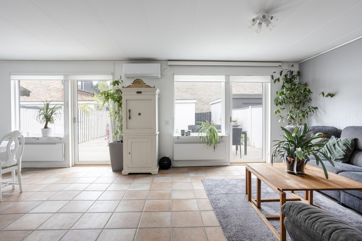 Generöst vardagsrum med två utgångar till uteplatsen Öresundsgatan 57