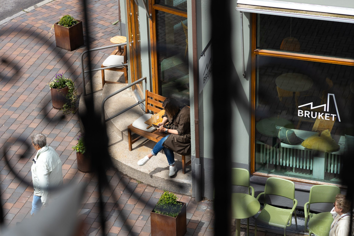 Café rakt över gatan Tågagatan 34